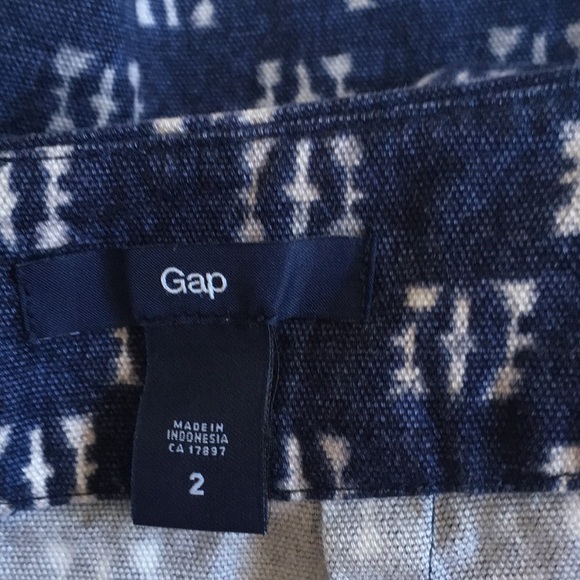 Gap size 2 navy mini skirt with white design - Picture 5 of 7